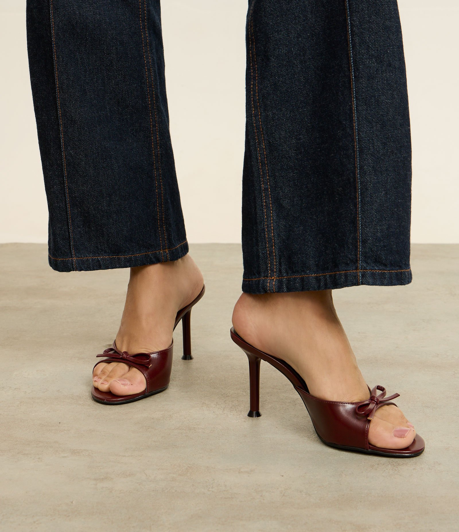 Sandália Mule em Pu com Mini Laço Bordô 5