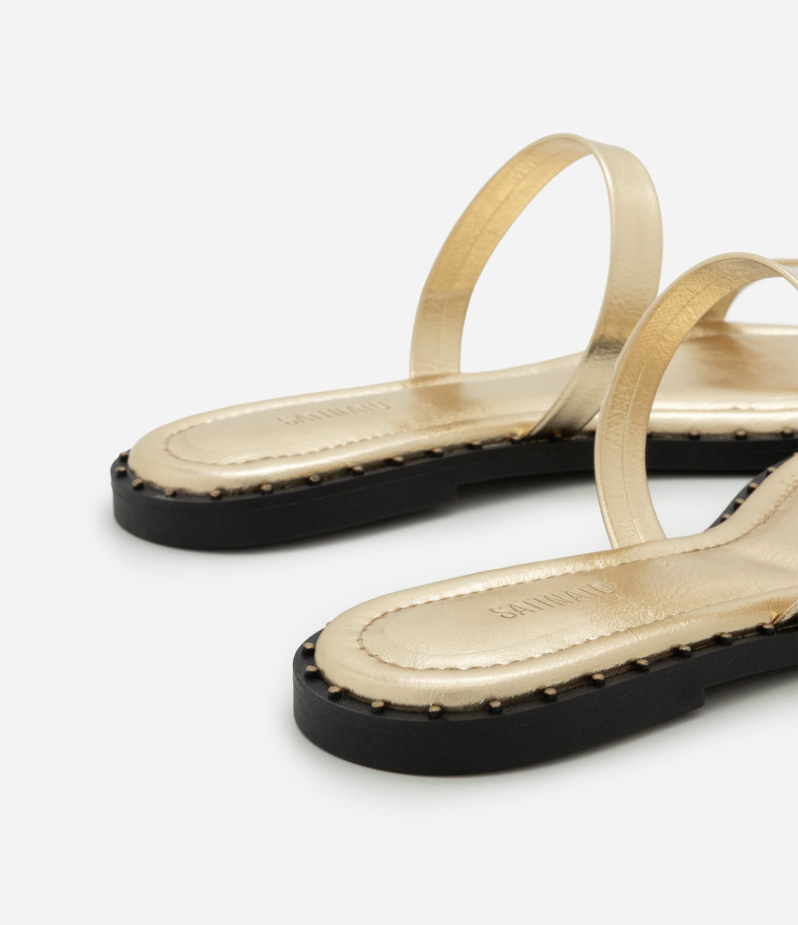 Sandália Rasteira Com Duas Tiras e Detalhes de Cravinhos Dourado 4