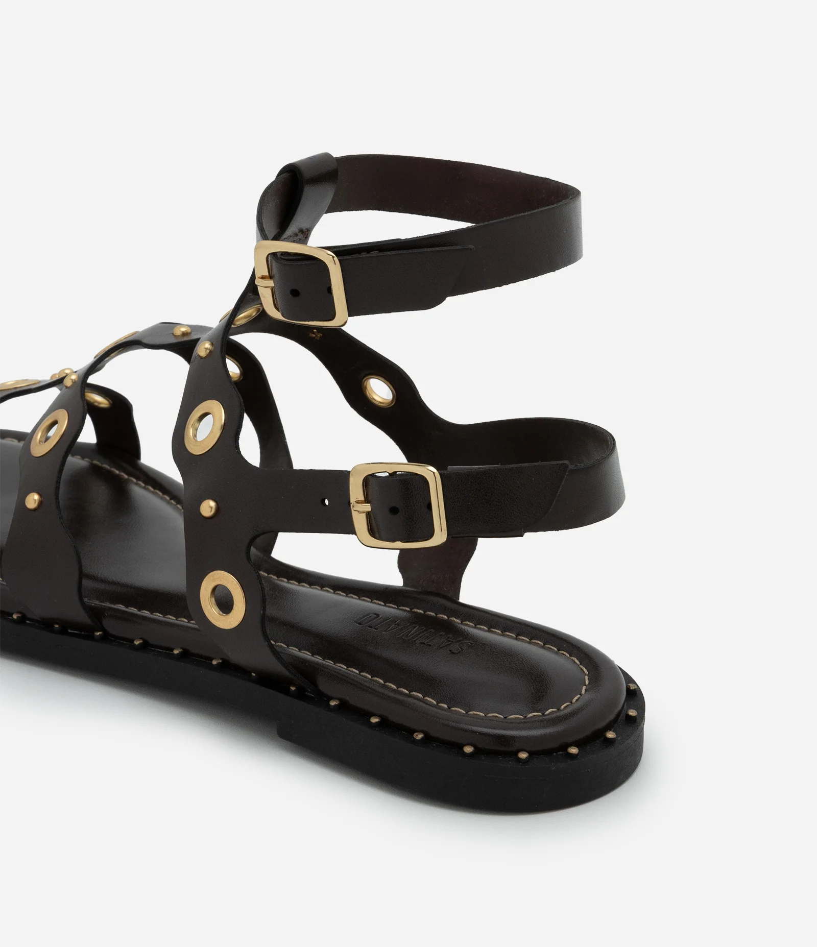 Sandália Rasteira Gladiadora com Detalhes Metálicos Marrom 4