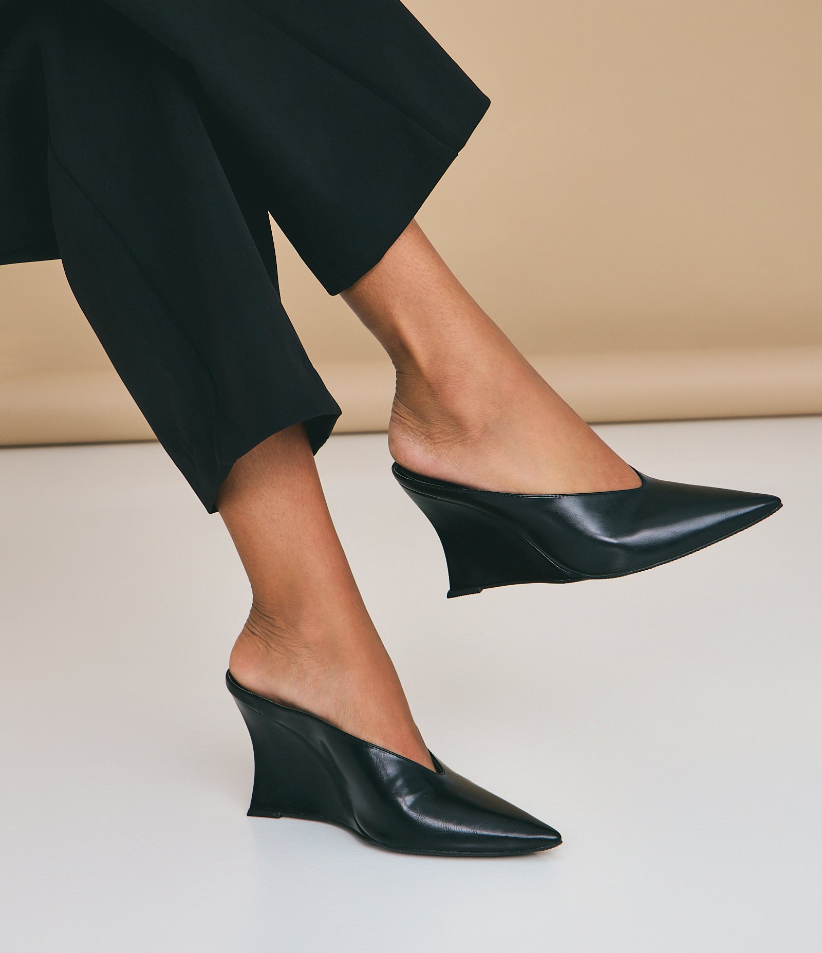 Sapato Mule com Bico Fino e Salto Anabela Preto 1