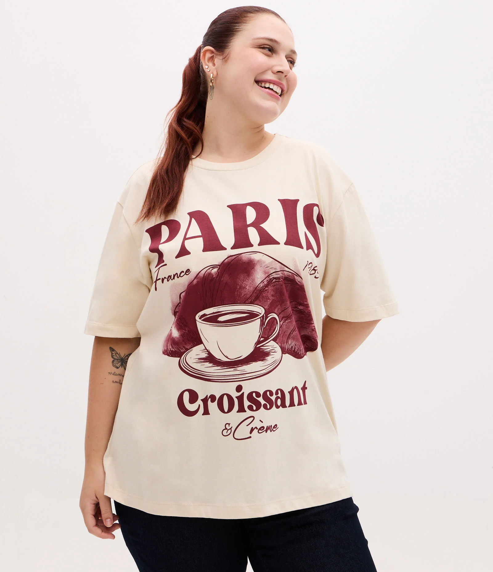 Camiseta Alongada Estampa Paris Croissant e Crème Curve & Plus Size Off White 1