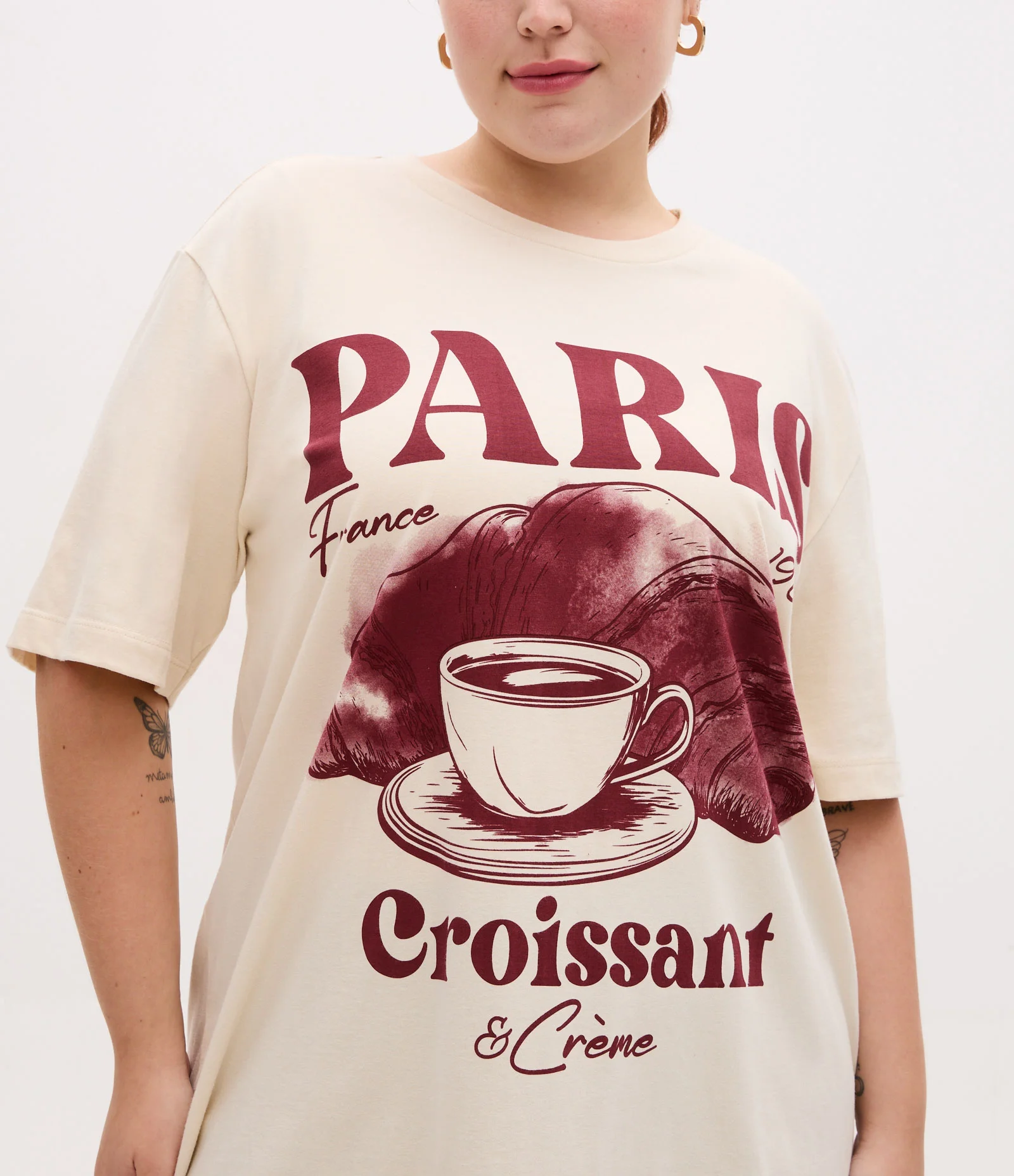 Camiseta Alongada Estampa Paris Croissant e Crème Curve & Plus Size Off White 2