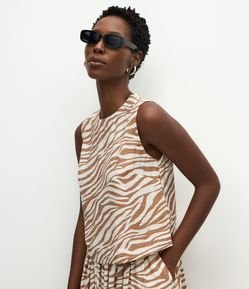 Blusa em Viscose com Alça Larga e Estampa Animal Print