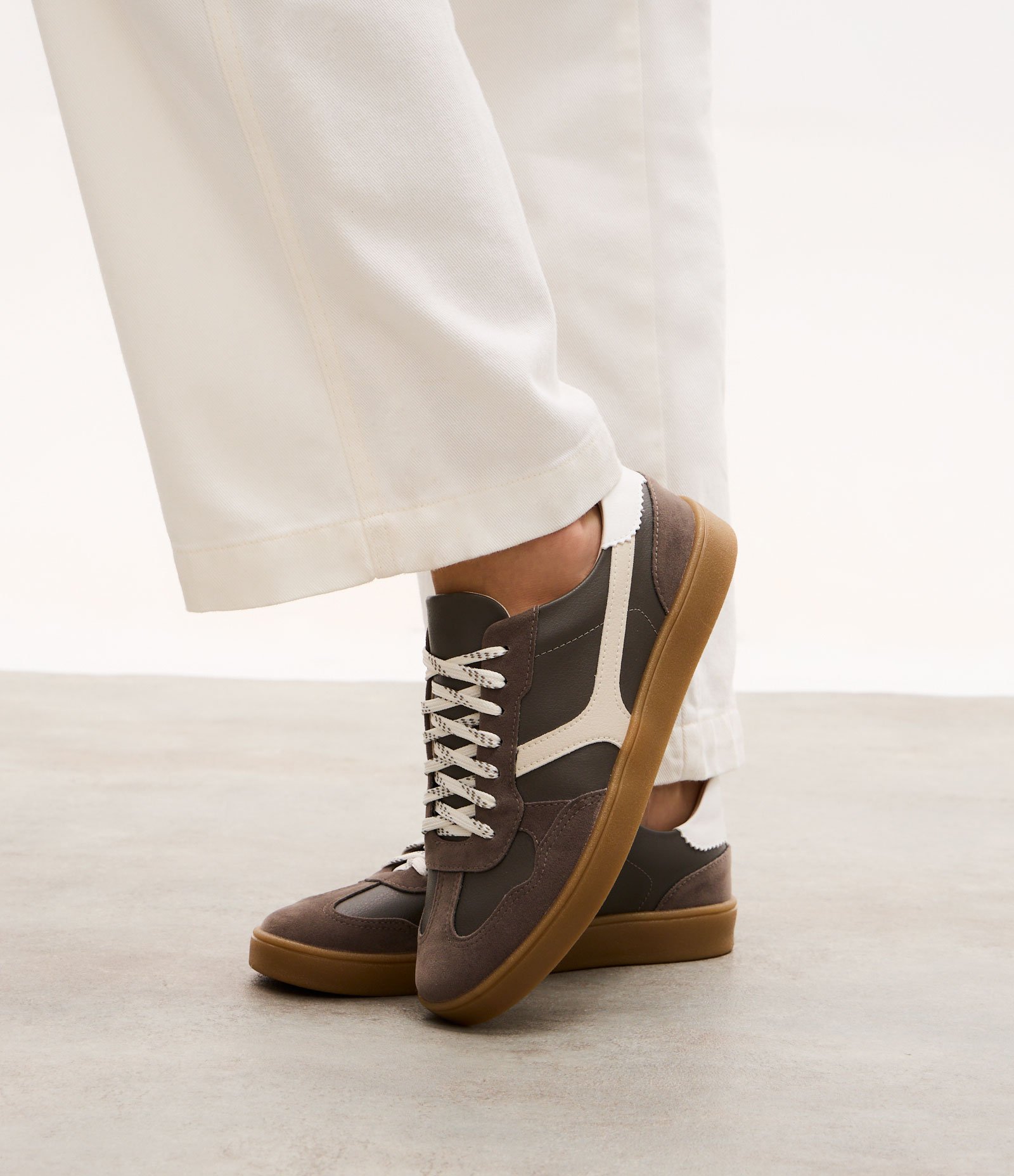 Tênis Chuteira com Recortes e Cadarço Bicolor Cinza 8