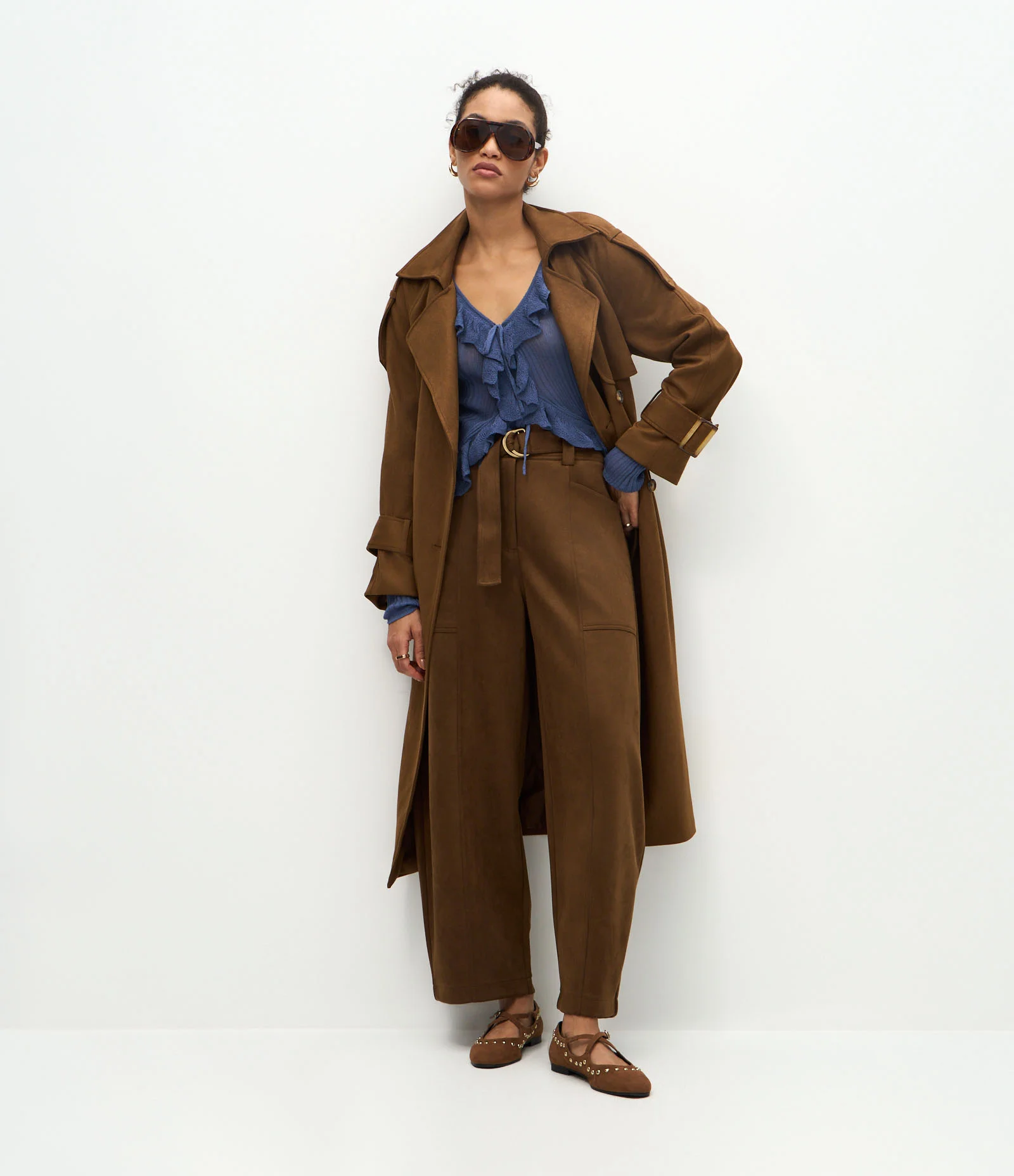 Calça Barrel em Suede com Cós Estruturado e Faixa com Fivela Marrom 2