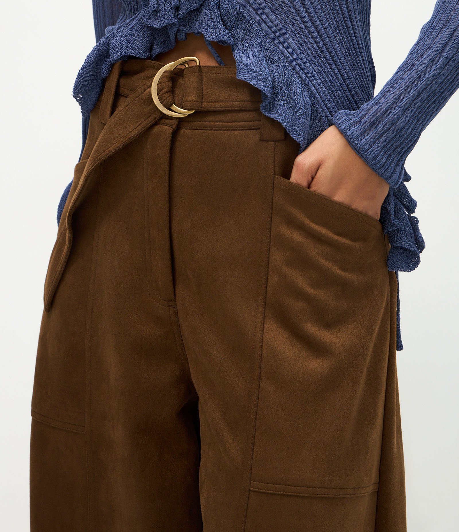 Calça Barrel em Suede com Cós Estruturado e Faixa com Fivela Marrom 4
