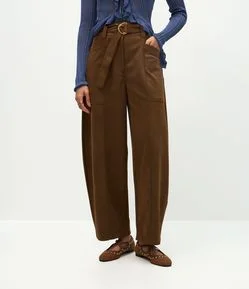Calça Barrel em Suede com Cós Estruturado e Faixa com Fivela
