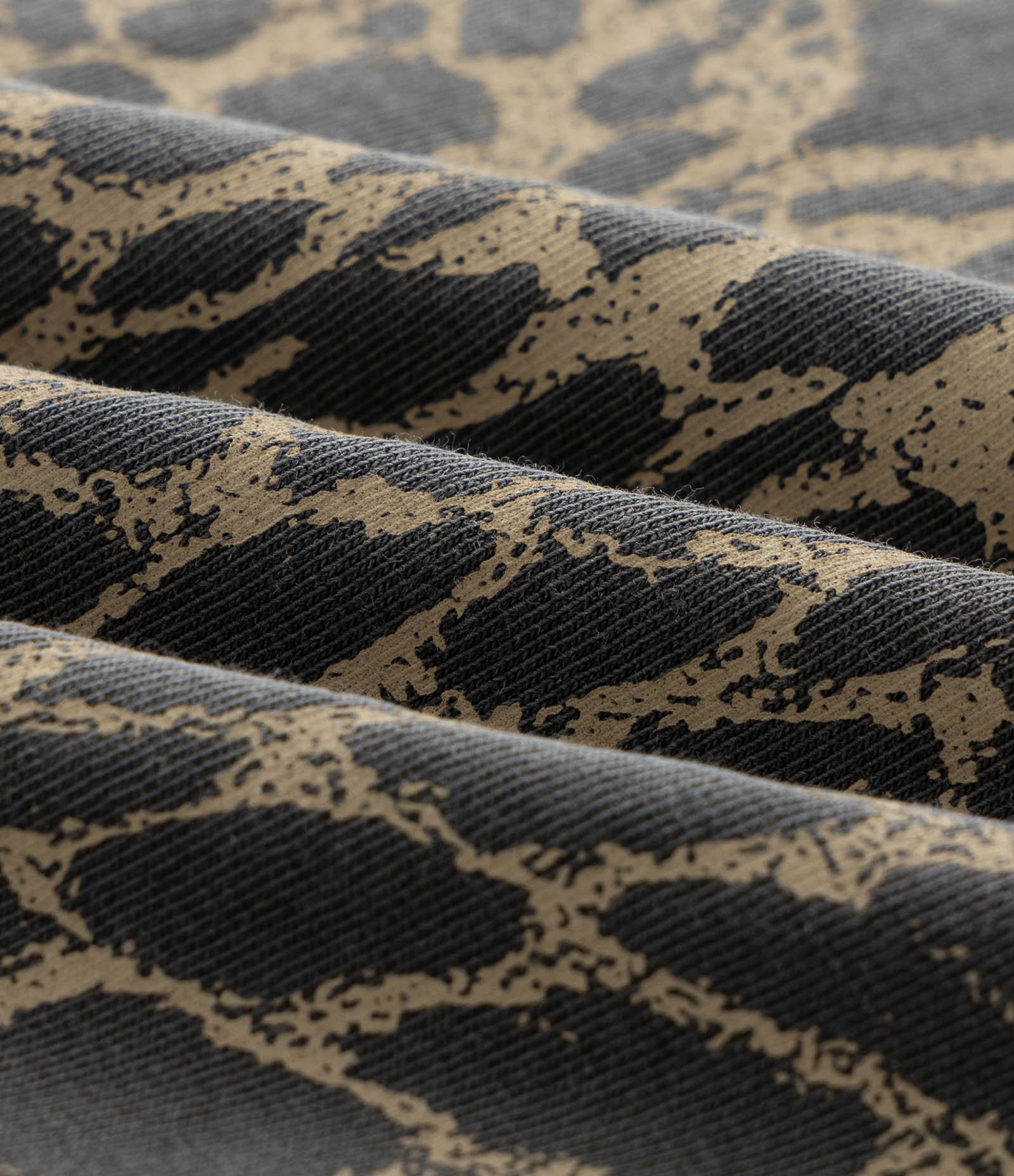 Camiseta Alongada Lavada com Estampa de Onça Curve & Plus Size Preto 3