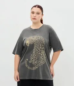 Camiseta Alongada Lavada com Estampa de Onça Curve & Plus Size
