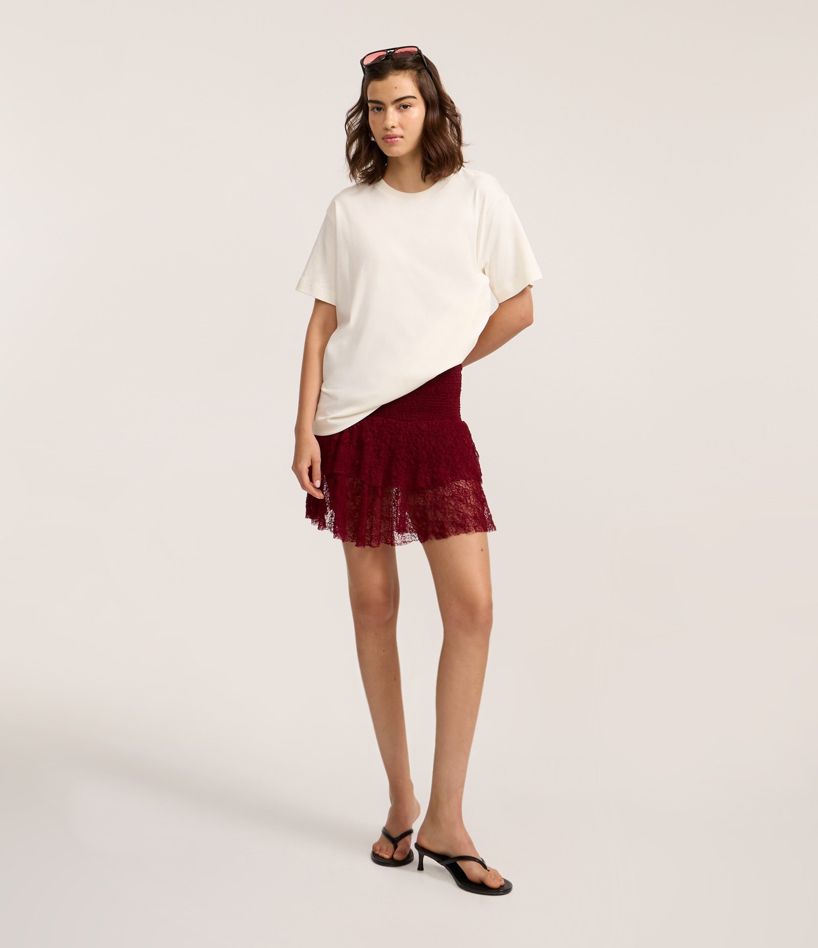 Short Saia em Renda Texturizada com Babados Bordô 1