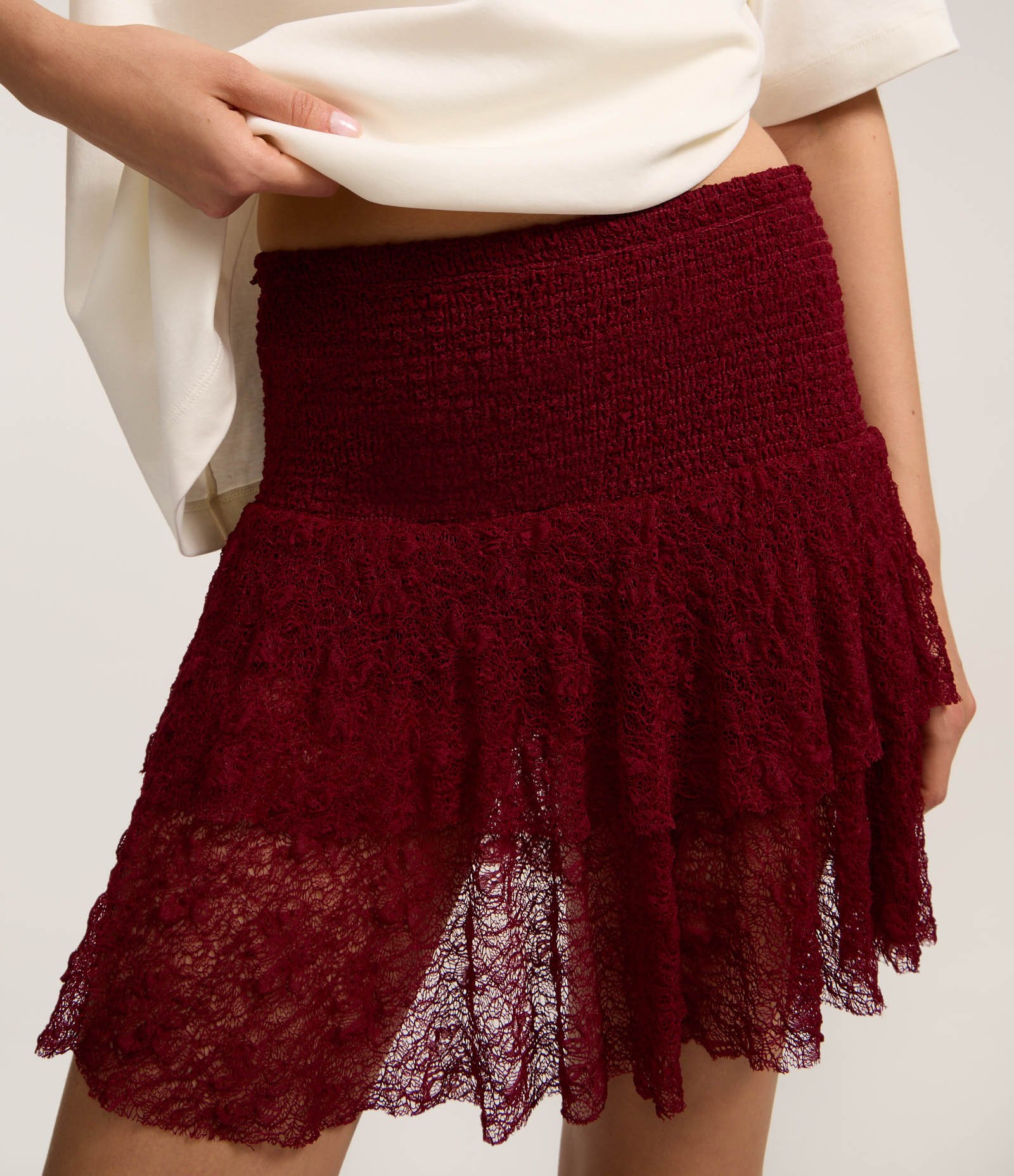 Short Saia em Renda Texturizada com Babados Bordô 4