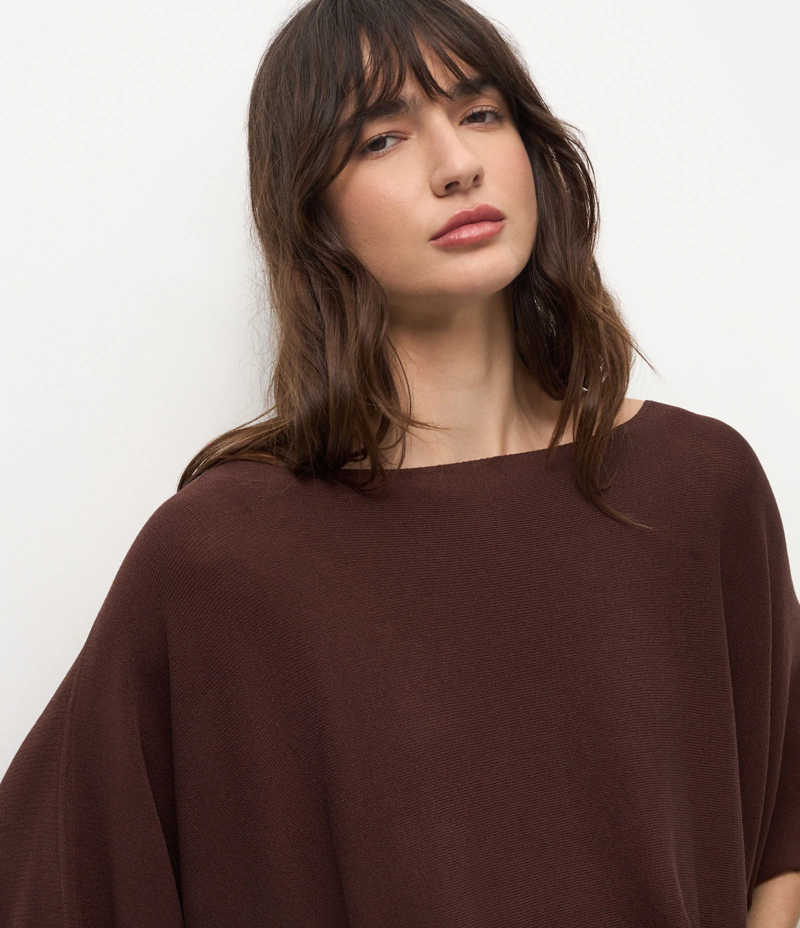 Blusa Curta em Tricô com Decote Canoa e Mangas Amplas Marrom 3