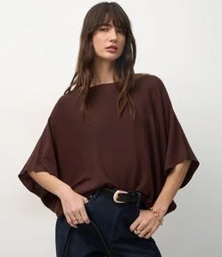 Blusa Curta em Tricô com Decote Canoa e Mangas Amplas