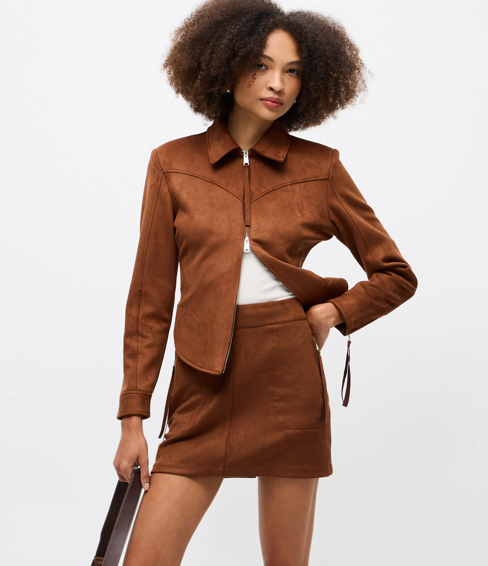 Saia Curta em Suede com Bolsos e Zíper Marrom 2