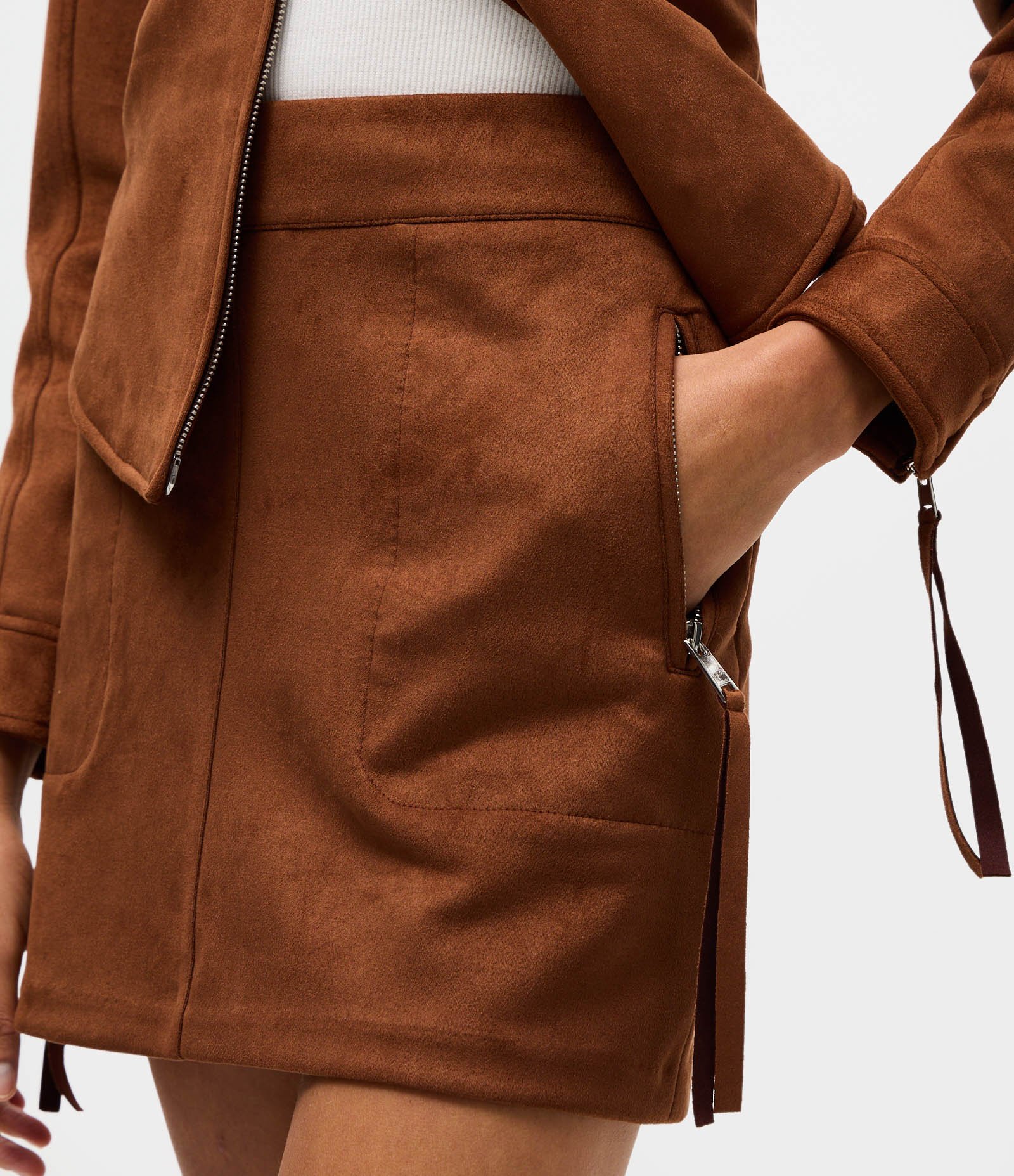 Saia Curta em Suede com Bolsos e Zíper Marrom 4