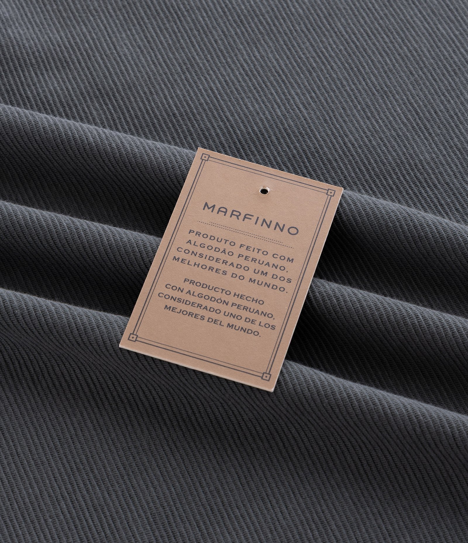 Camiseta em Algodão Peruano com Gola Padre Cinza 7