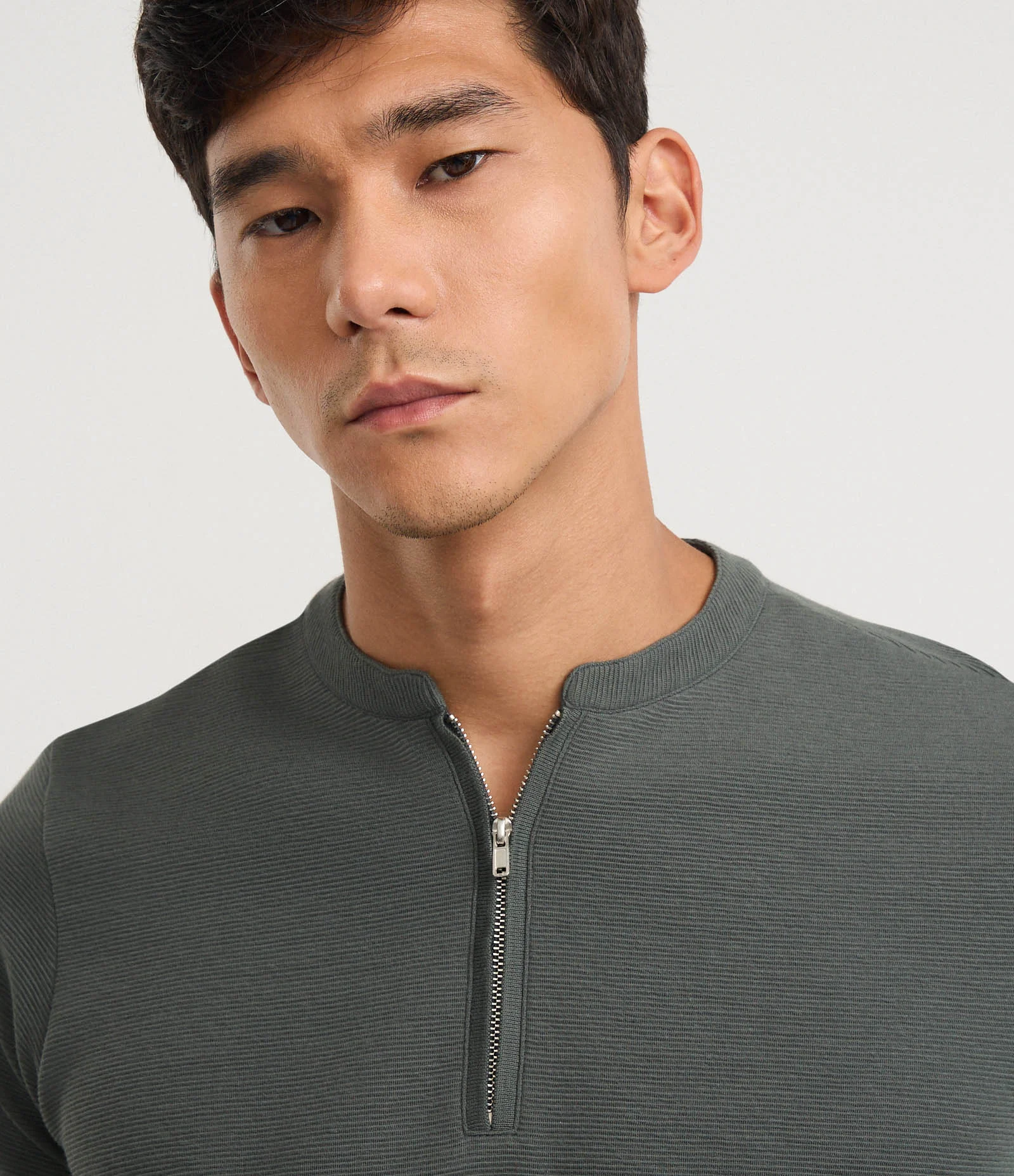 Camiseta em Algodão Peruano com Gola Padre Cinza 3