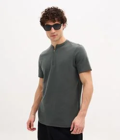 Camiseta em Algodão Peruano com Gola Padre