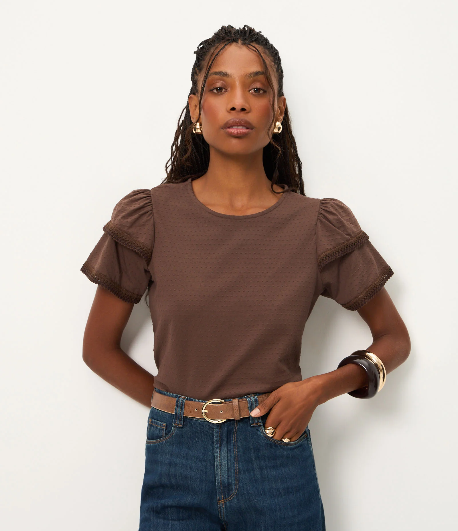 Blusa em Algodão com Babado na Manga e Detalhe Efeito Crochê Marrom 2