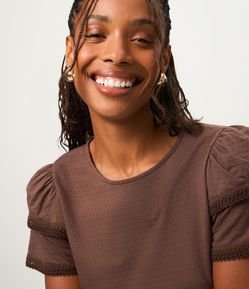 Blusa em Algodão com Babado na Manga e Detalhe Efeito Crochê