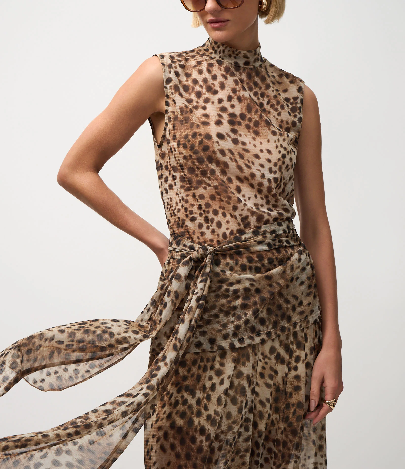 Blusa em Tule Alongada com Gola Alta e Estampa Animal Print Bege/Marrom 4