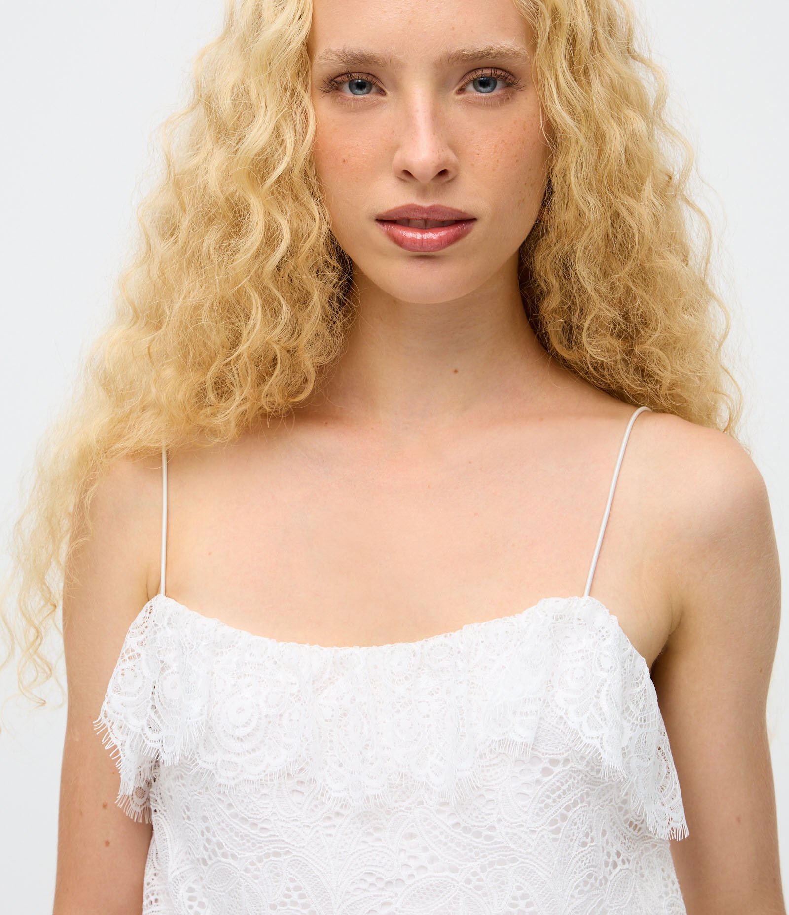 Blusa Cropped de Alcinha em Renda com Detalhes Branco 4