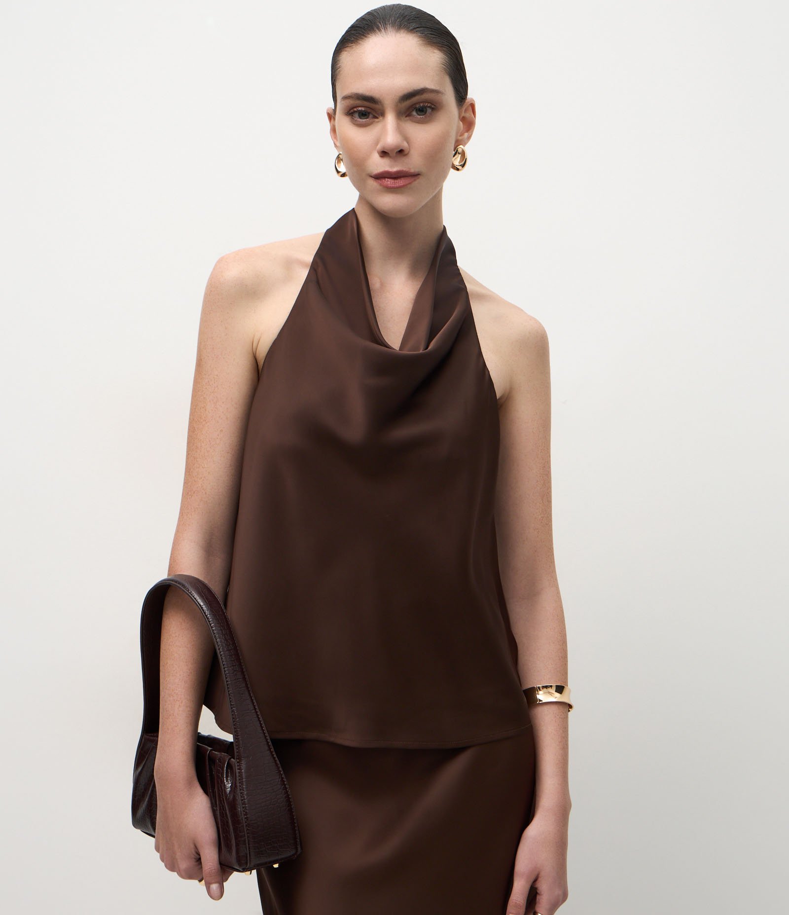 Blusa Frente Única em Cetim com Decote Degagê e Amarração nas Costas Marrom 1