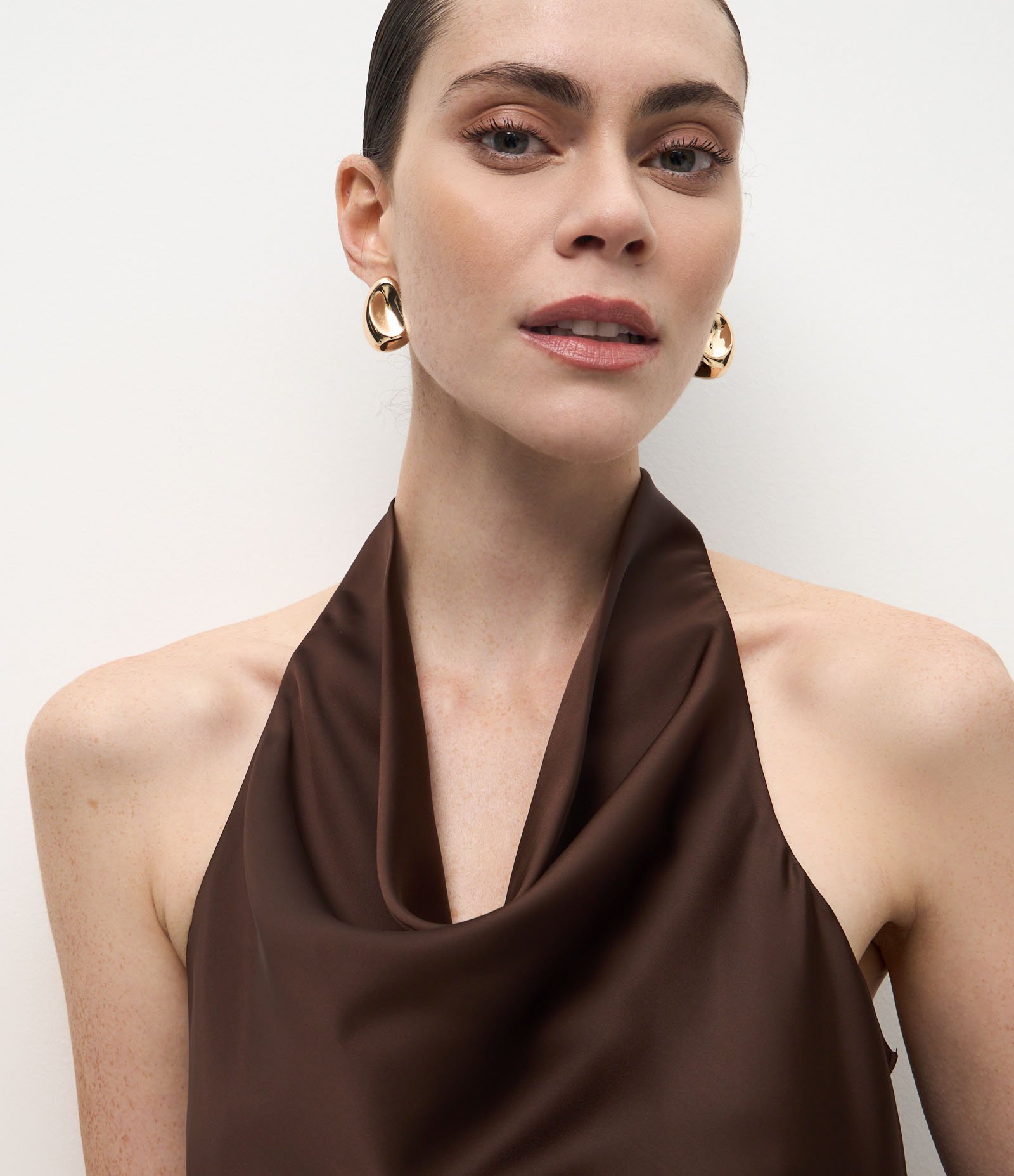 Blusa Frente Única em Cetim com Decote Degagê e Amarração nas Costas Marrom 3