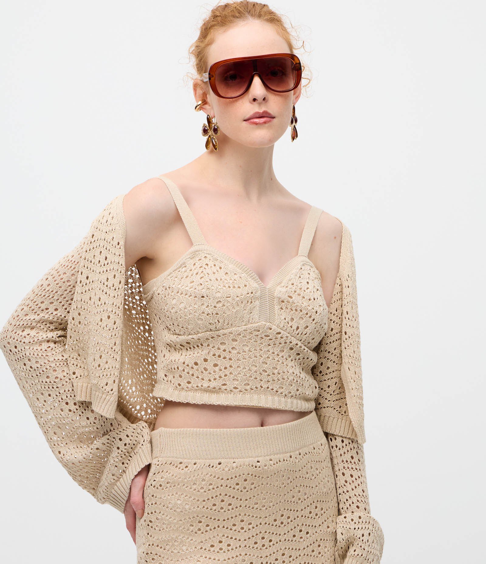 Blusa Cropped em Tricô com Ponto Vazado Bege 3