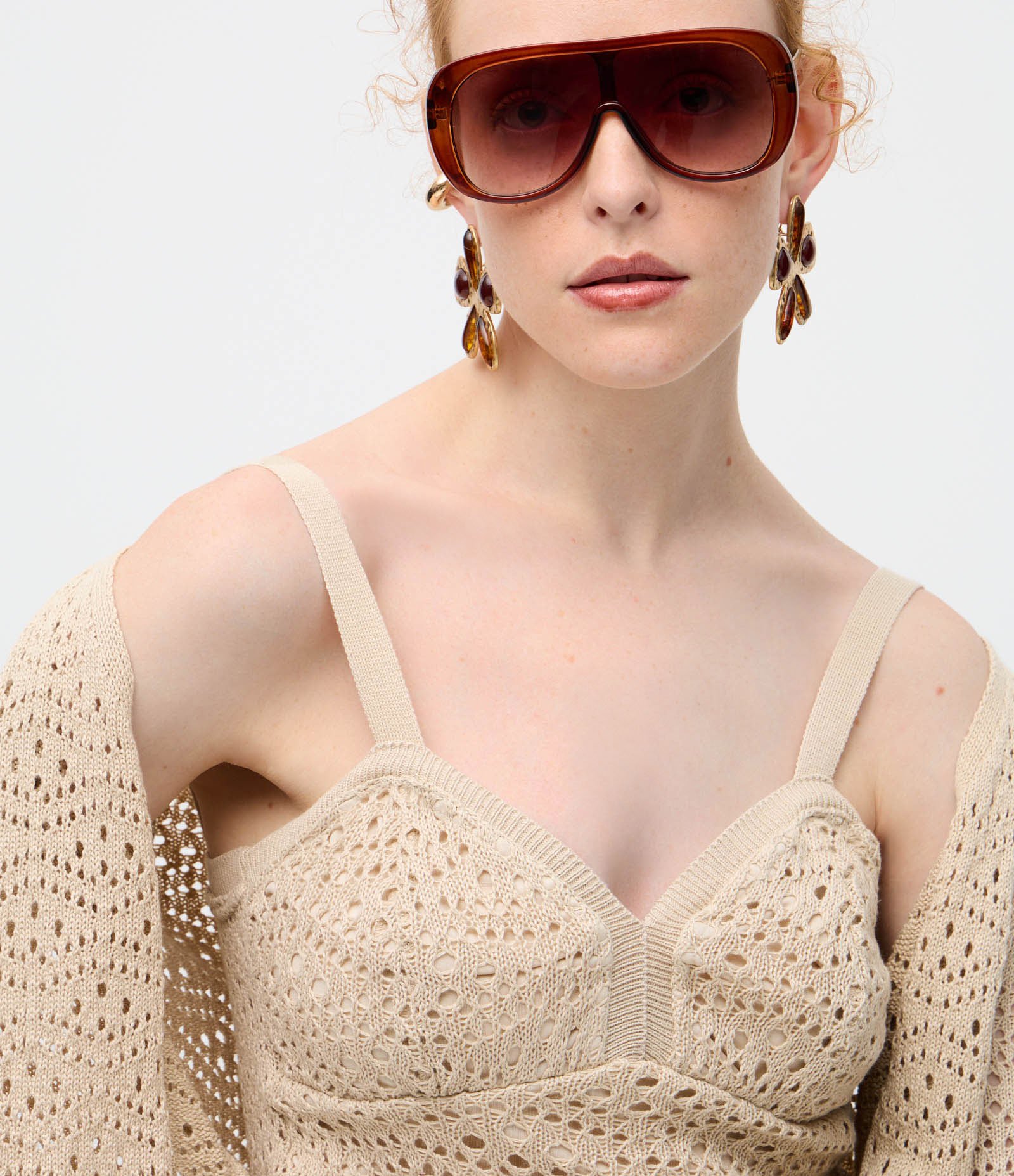 Blusa Cropped em Tricô com Ponto Vazado Bege 4