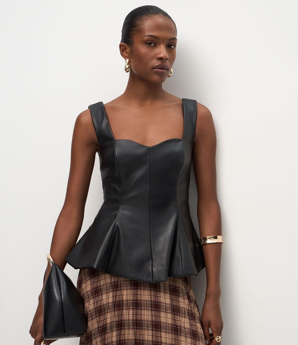 Blusa Peplum em PU com Decote Coração Preto
