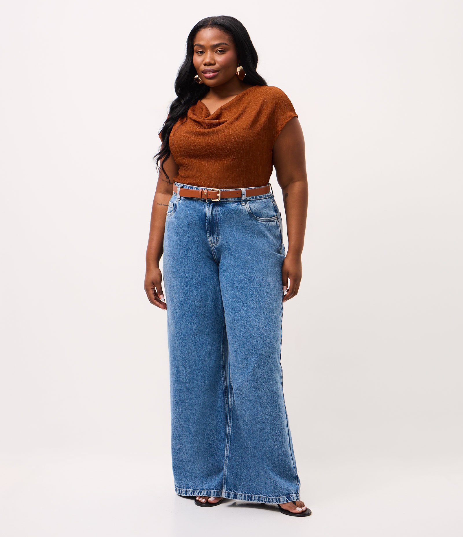 Blusa Regular Texturizada com Decote Degagê Curve & Plus Size Marrom 2