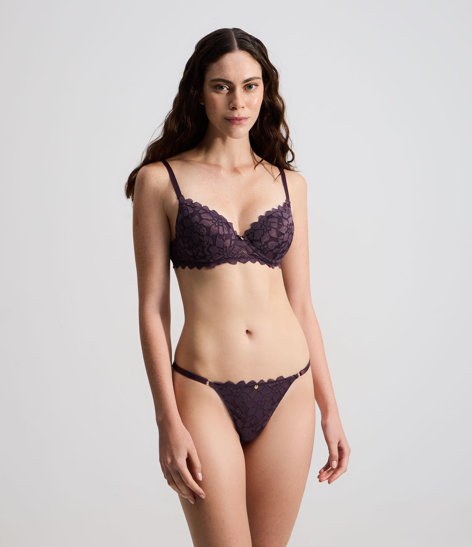 Calcinha String Fio em Renda com Textura Floral Roxo 2