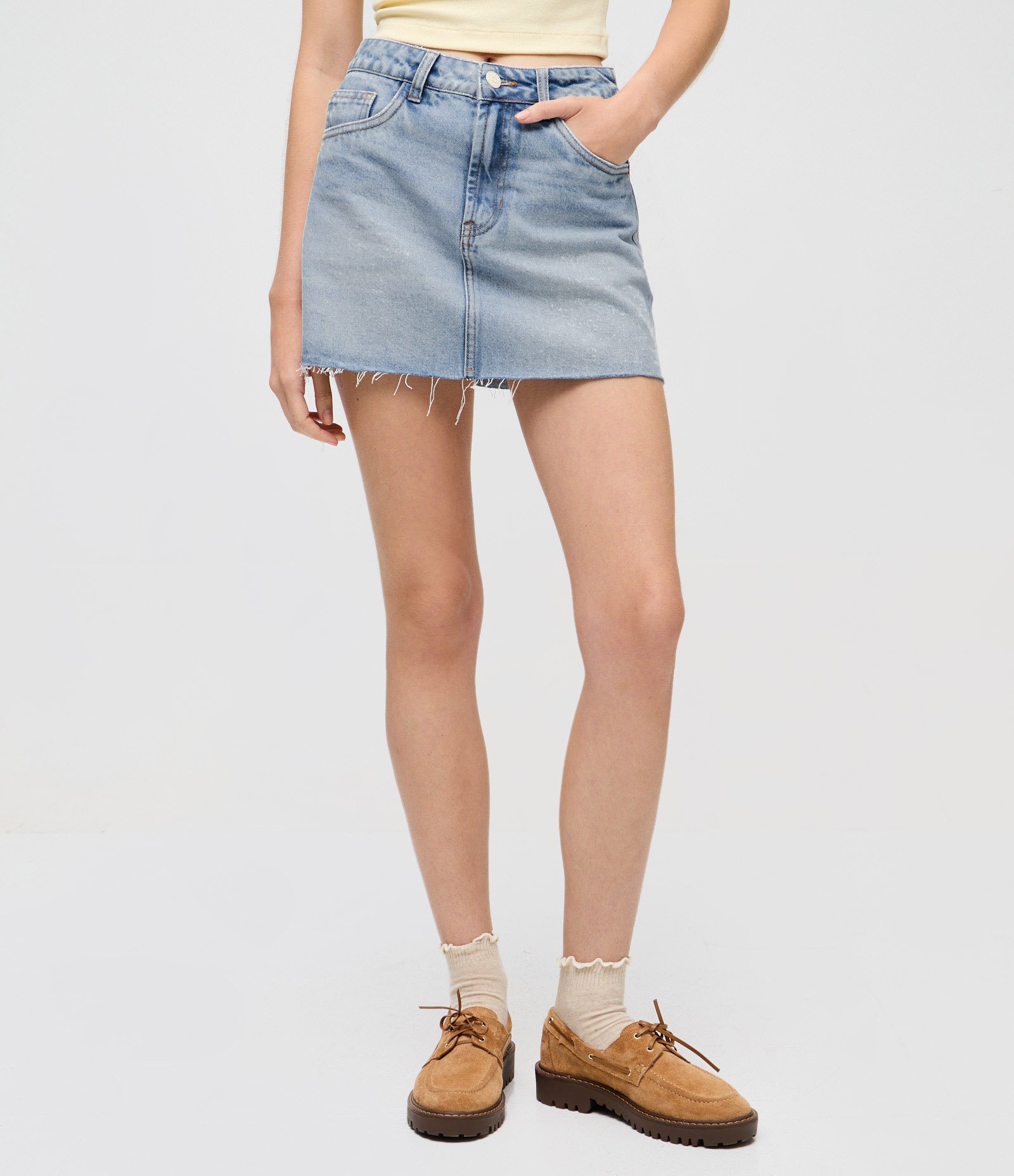 Minissaia em Jeans com Barra a Fio e Lavagem Clara Azul Claro 2