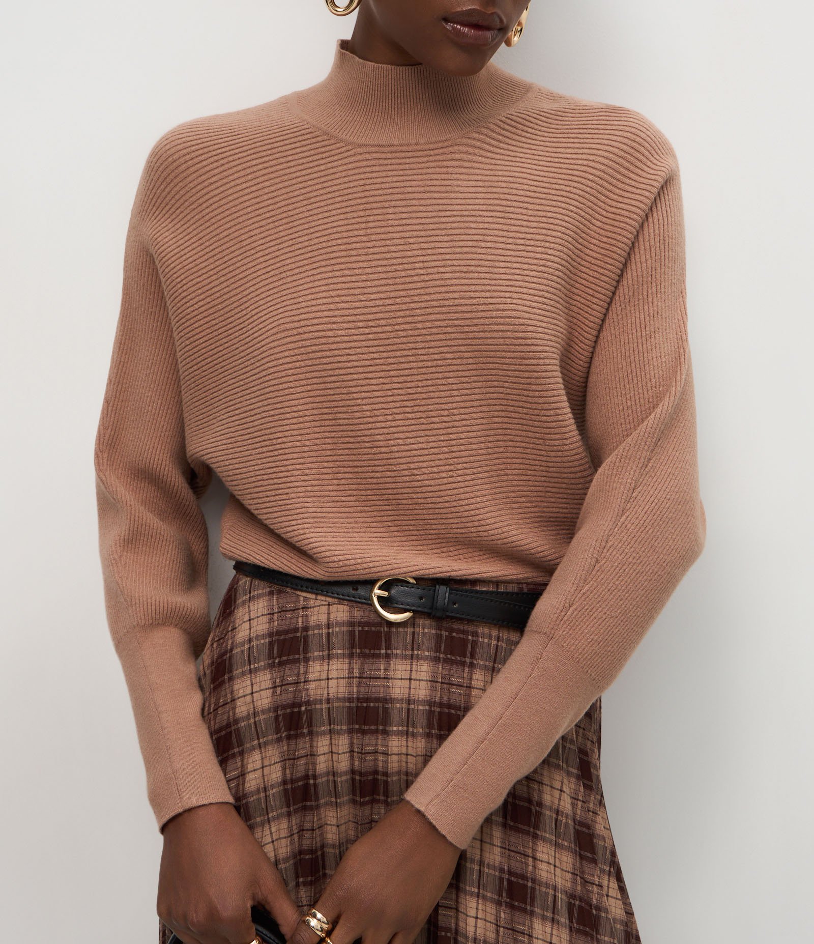 Blusa Regular em Tricô com Gola Alta Bege 3