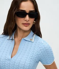 Blusa Feminina Tricô Manga Curta Gola Polo com Broche