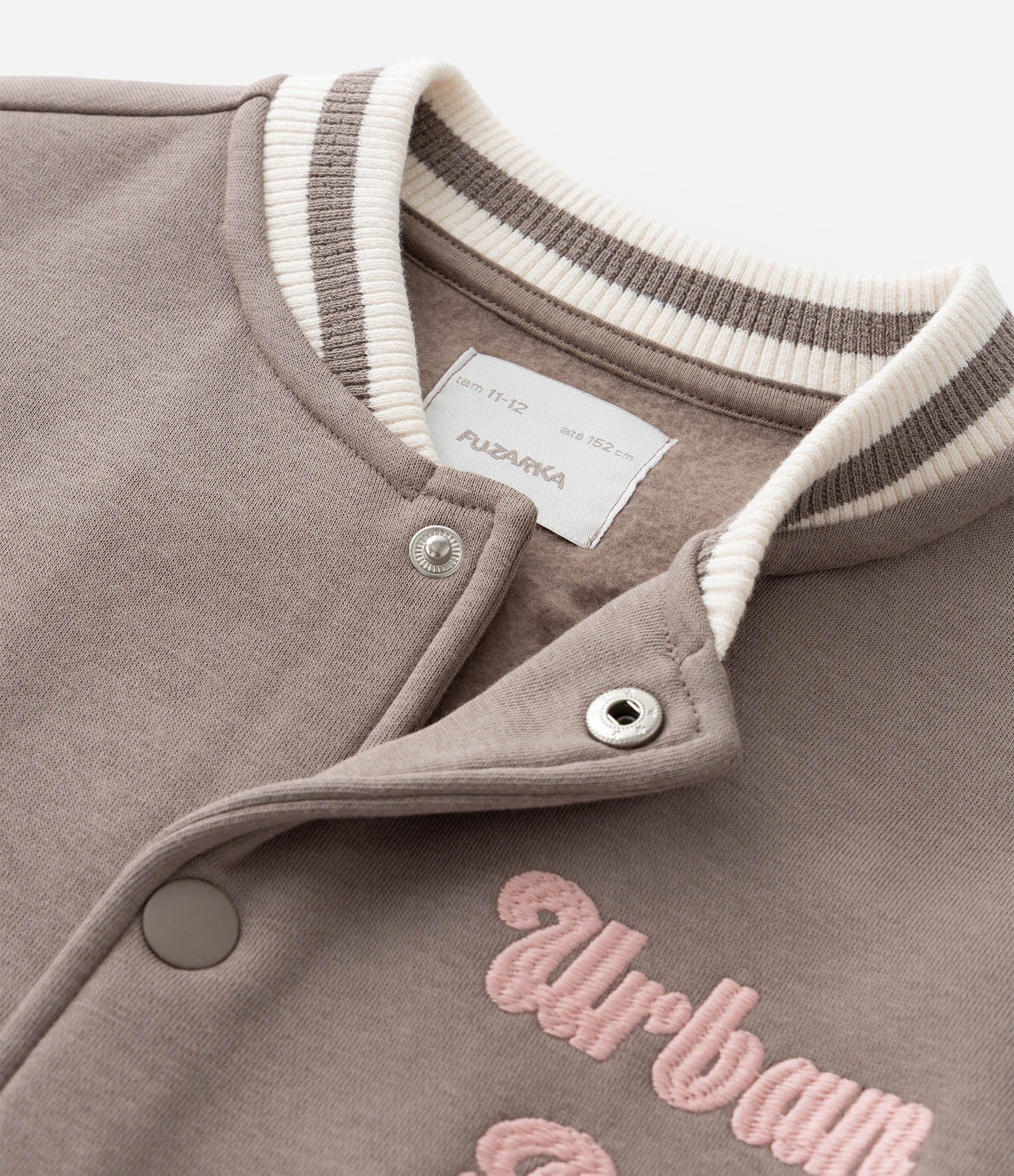 Jaqueta Bomber Infantil com Bordados Lettering – Tam 5 a 14 Anos Bege 4