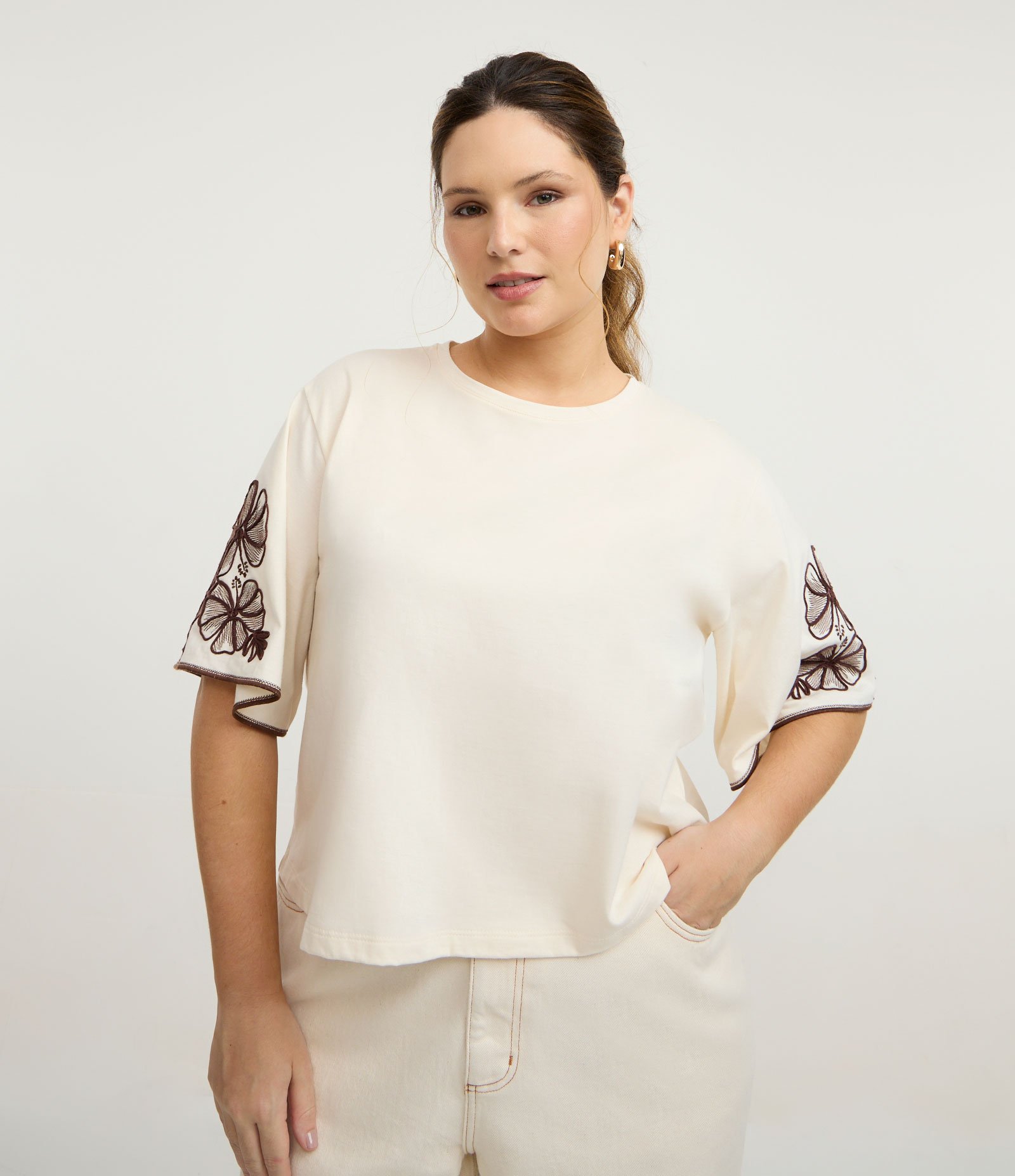 Blusa Boxy com Manga Godê e Bordado Floral Curve & Plus Size Off White 1
