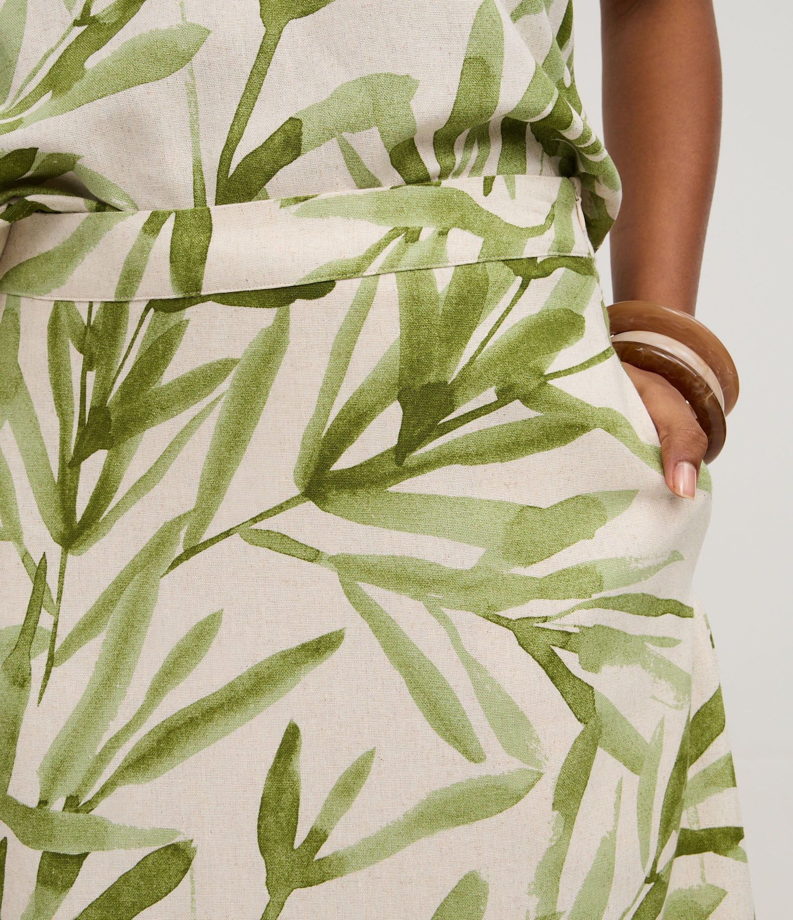 Saia Midi em Viscolinho com Estampa Folhagem e Cós Elástico Verde 5