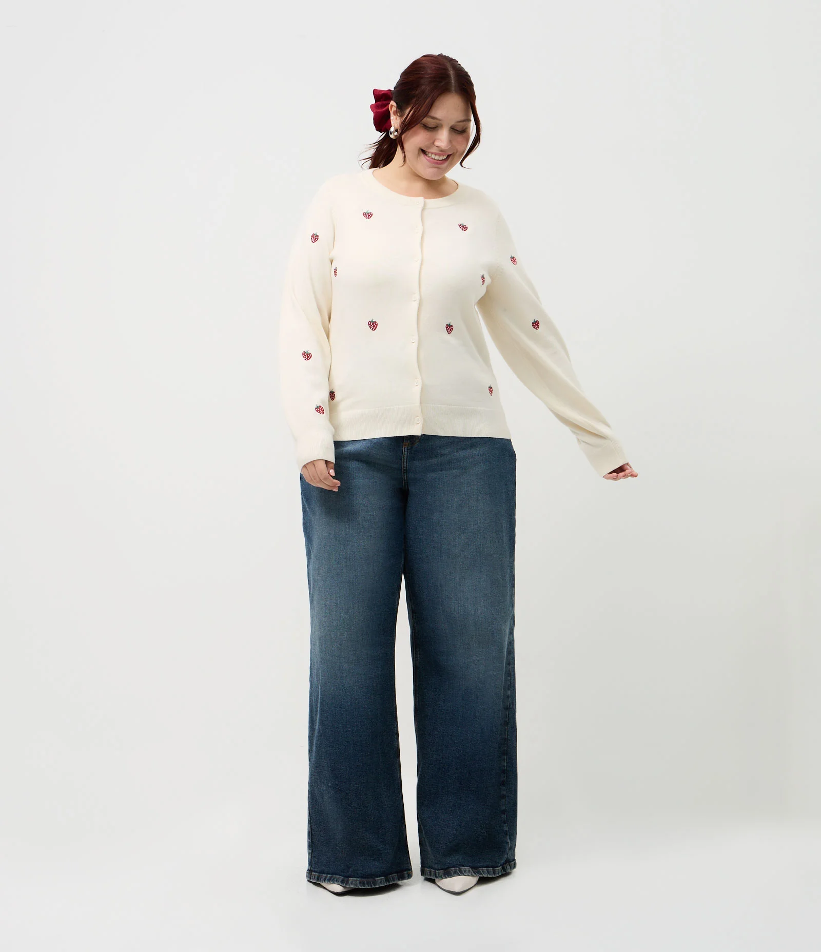 Cardigan Regular em Tricô com Bordados de Morangos Curve & Plus Size Bege 2