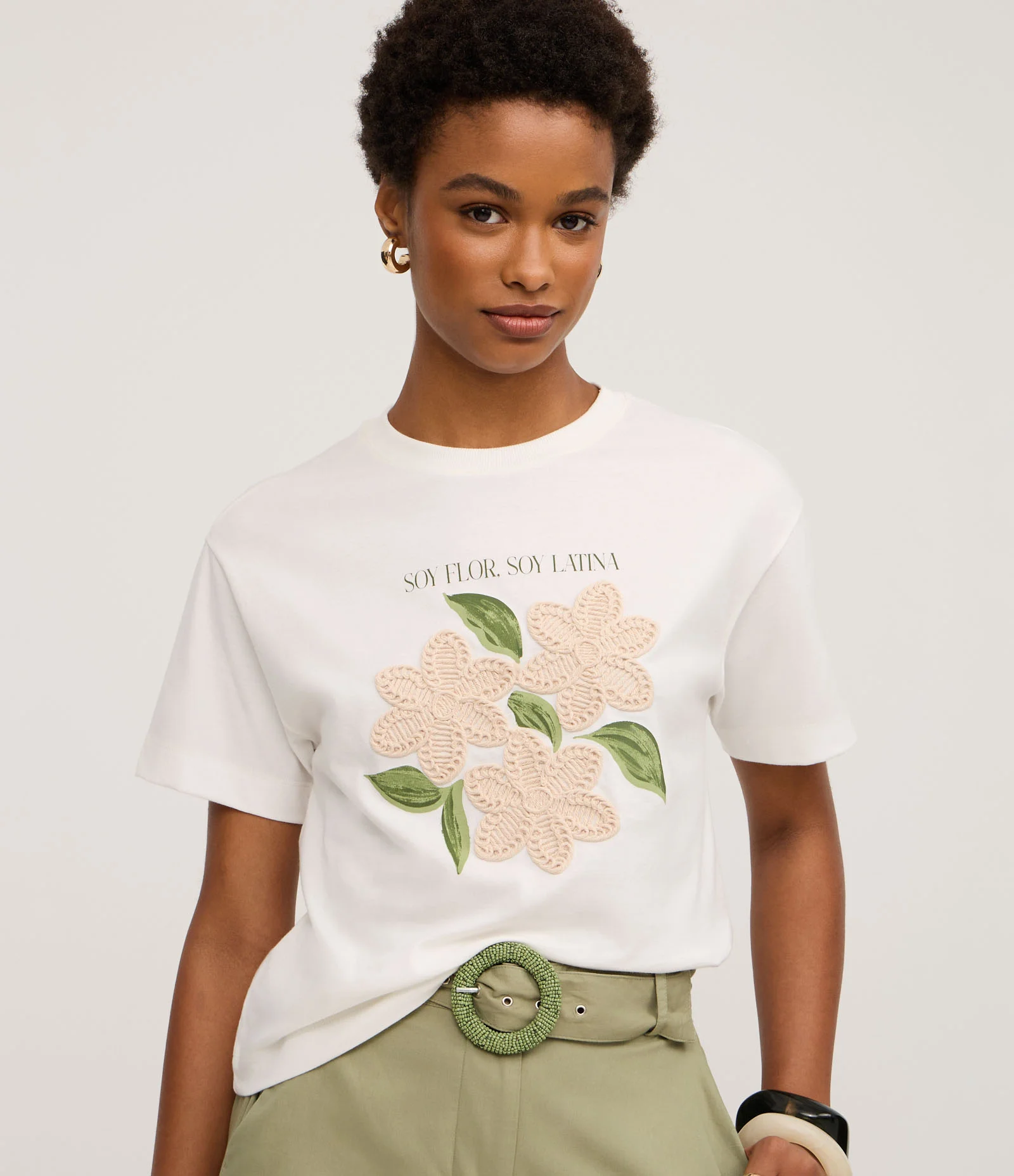 Camiseta com Estampa Floral e Bordado nas Flores Branco 1