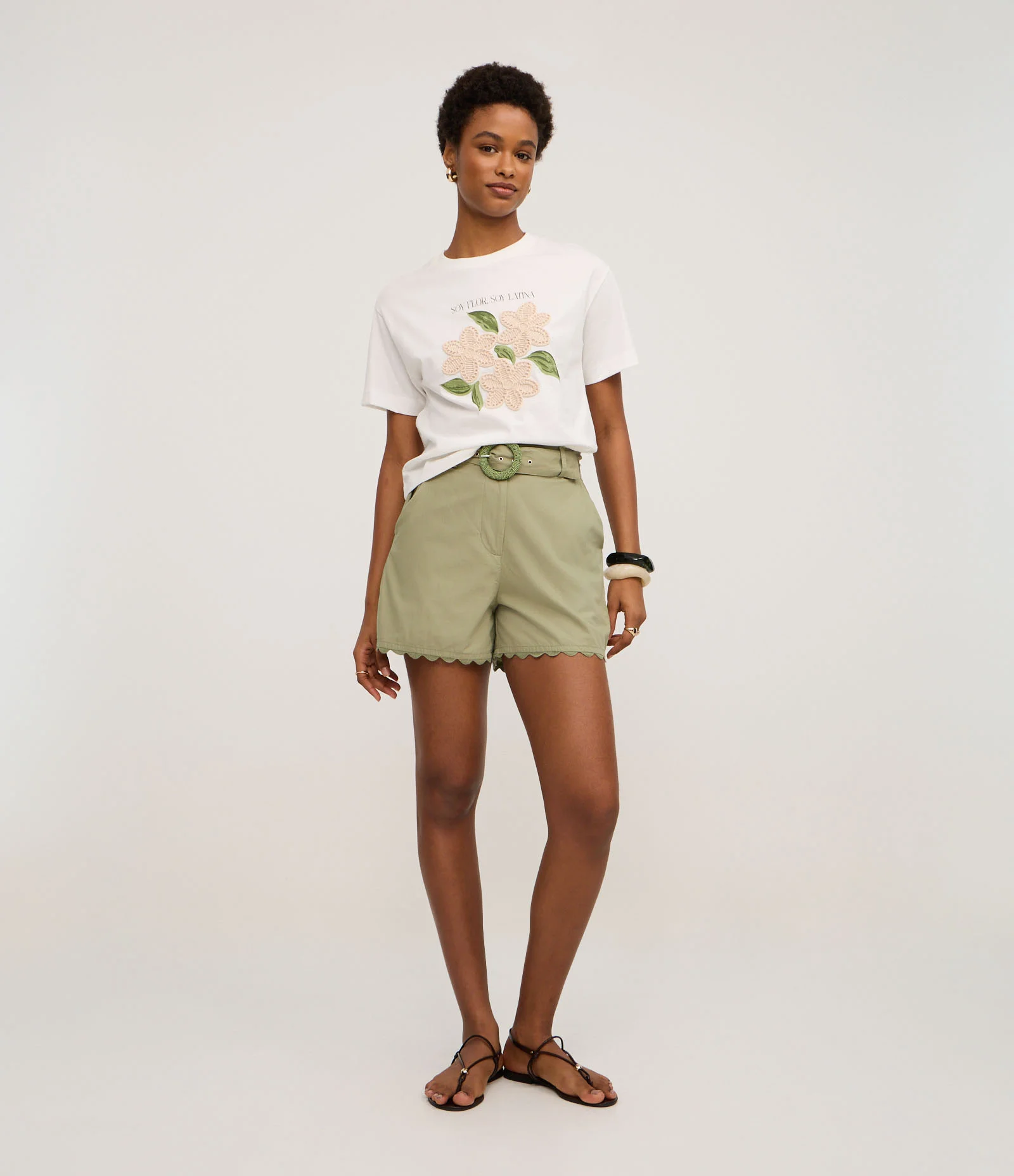 Camiseta com Estampa Floral e Bordado nas Flores Branco 2