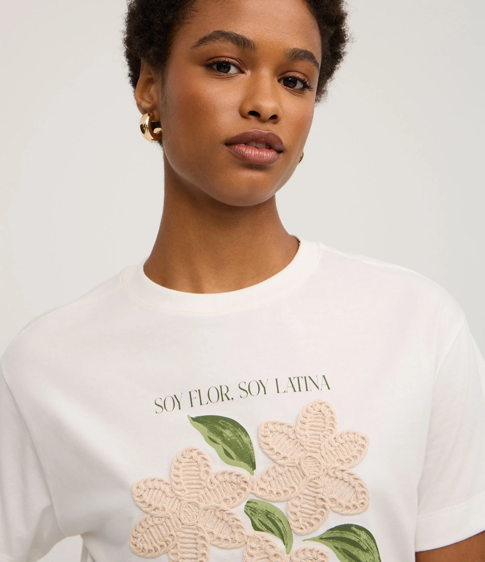 Camiseta com Estampa Floral e Bordado nas Flores Branco 3