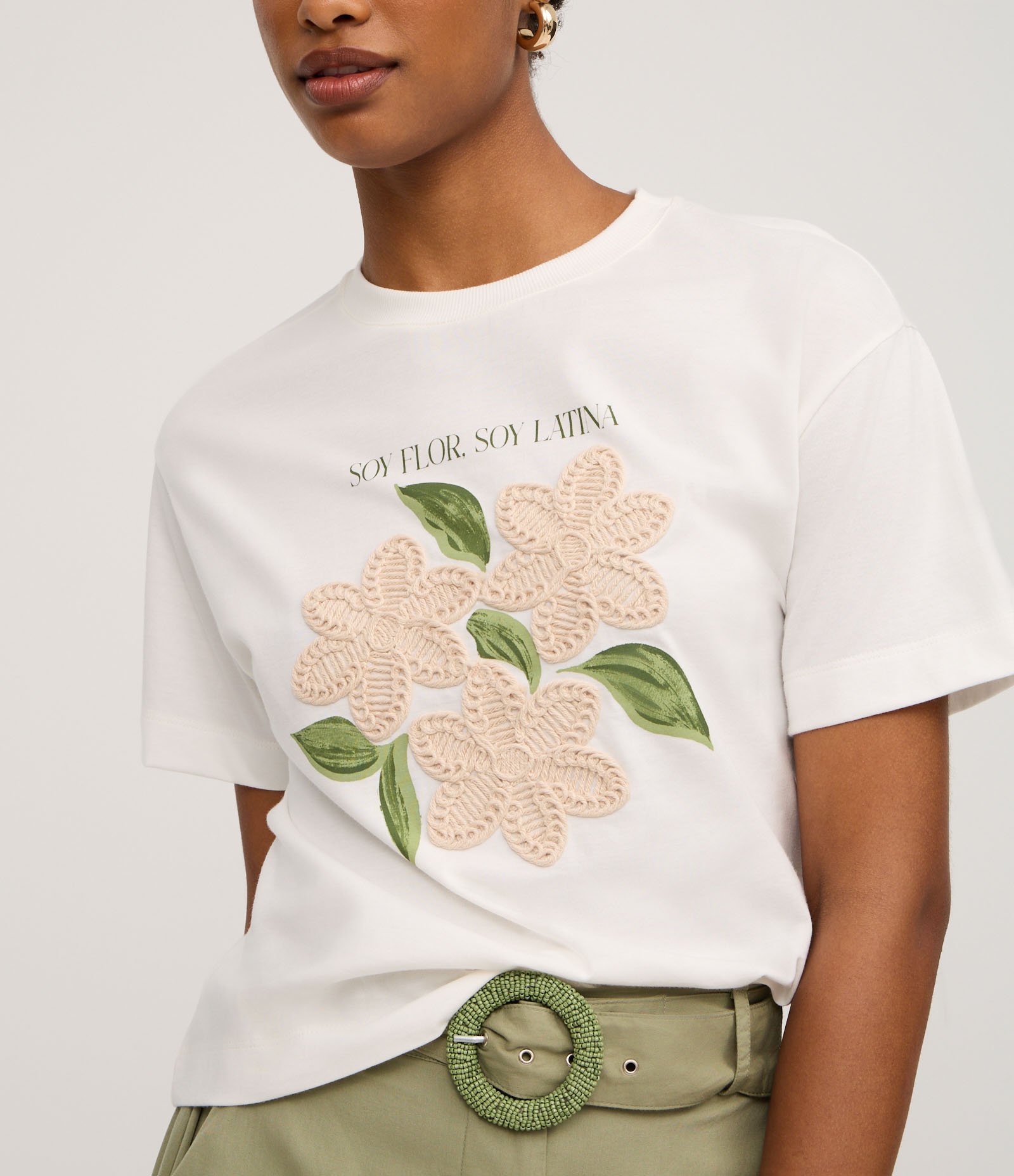 Camiseta com Estampa Floral e Bordado nas Flores Branco 4