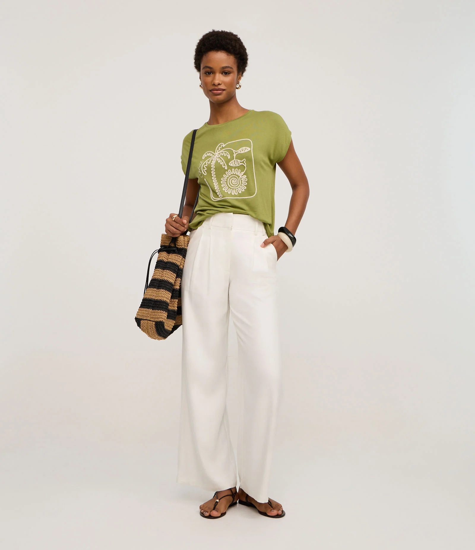 Camiseta Regular em Viscose com Bordado Coqueiro Verde 2