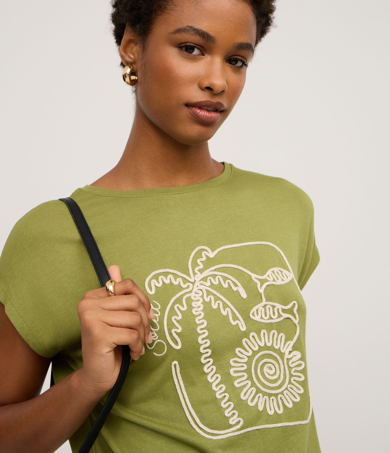 Camiseta Regular em Viscose com Bordado Coqueiro Verde 3