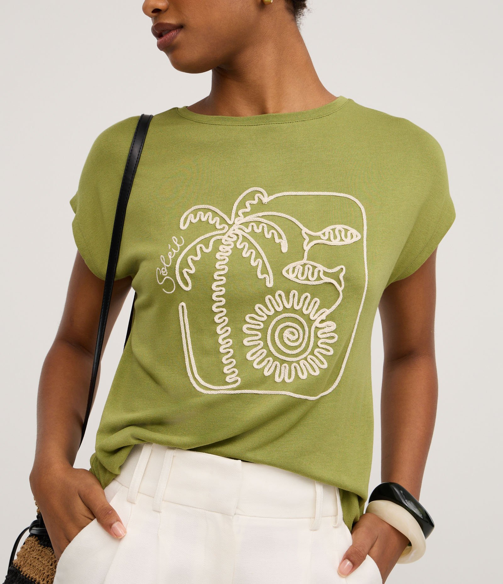 Camiseta Regular em Viscose com Bordado Coqueiro Verde 4