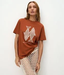Camiseta Manga Curta com Bordado de Peixe