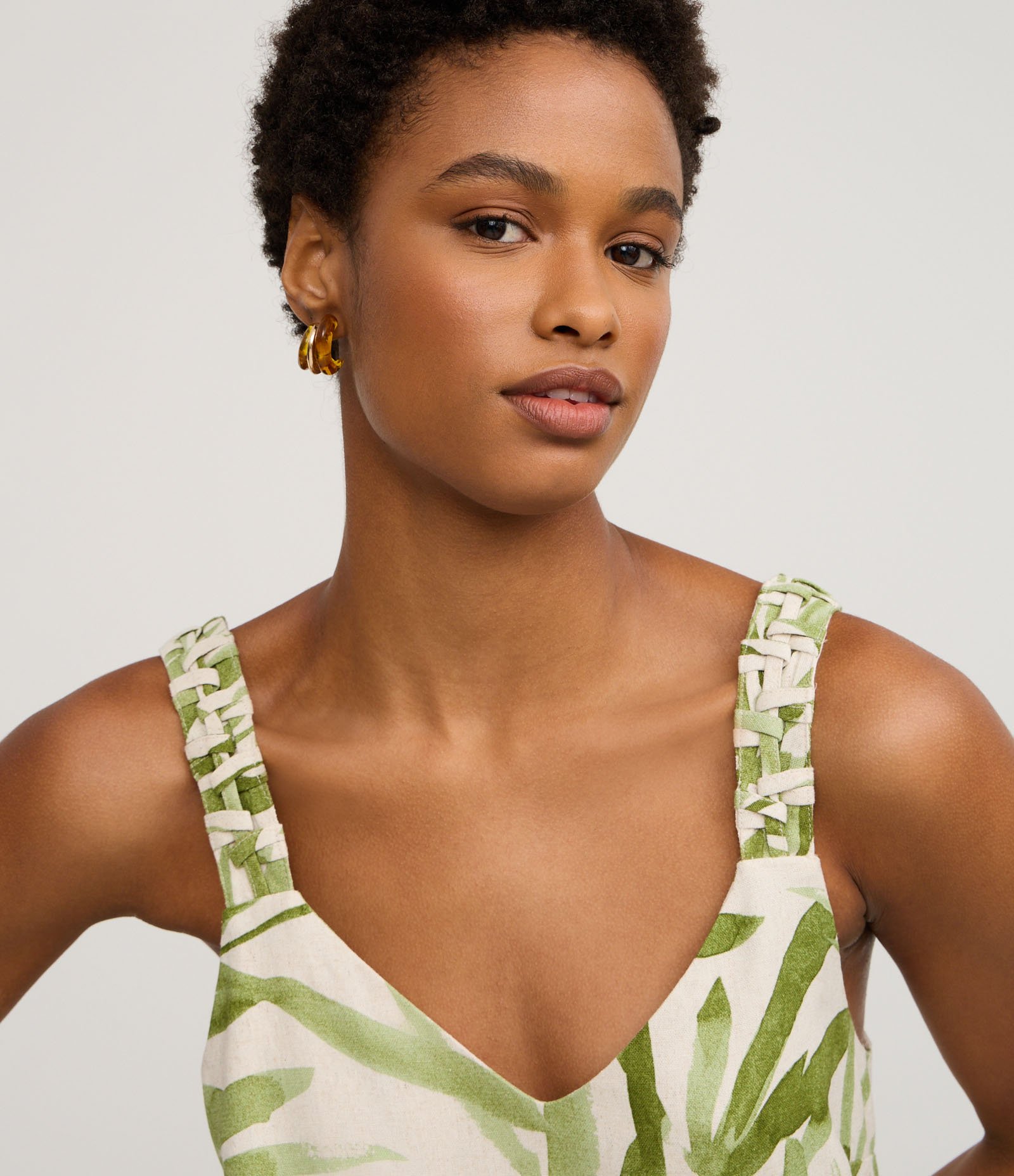 Regata em Viscolinho com Estampa Folhagem e Gola V Verde 3