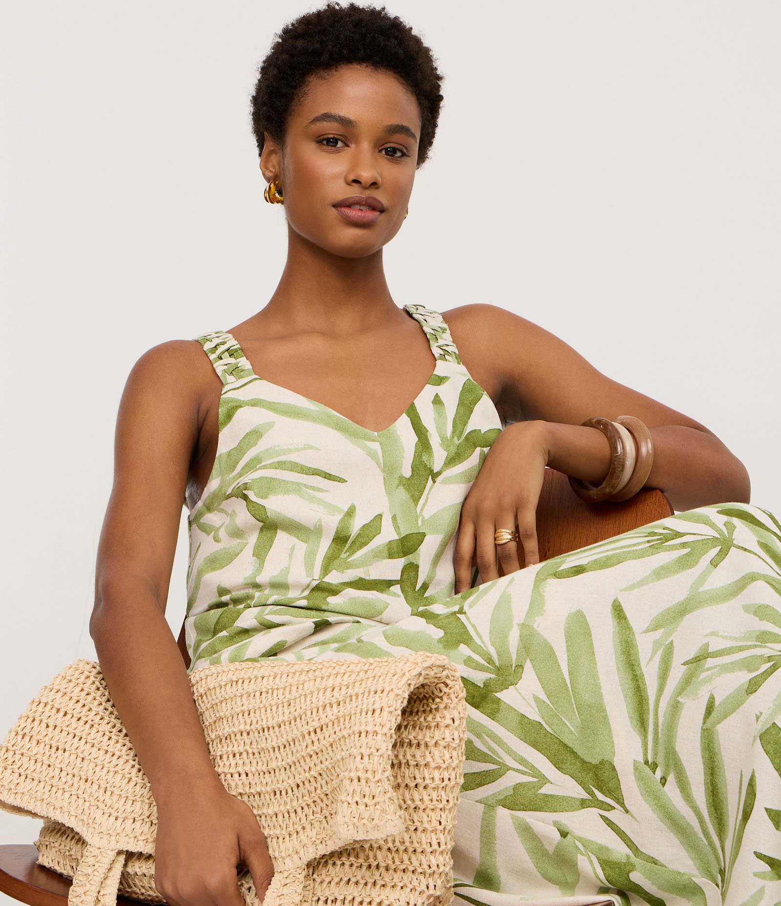 Regata em Viscolinho com Estampa Folhagem e Gola V Verde 5